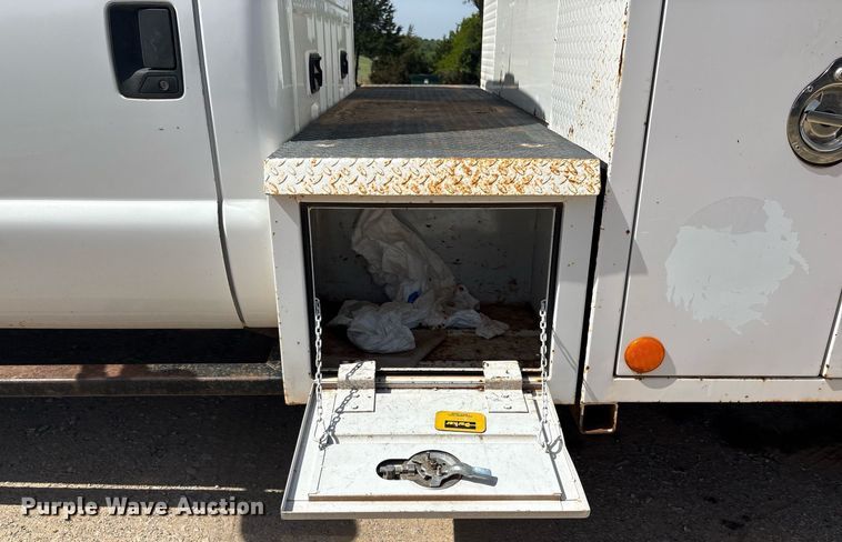 image for item EF3012 2004 Ford F550 utility / service truck