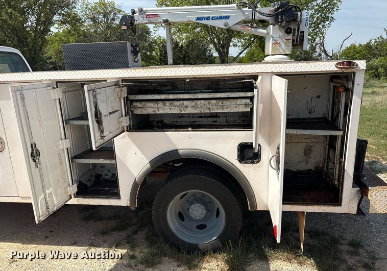 image for item EF3012 2004 Ford F550 utility / service truck