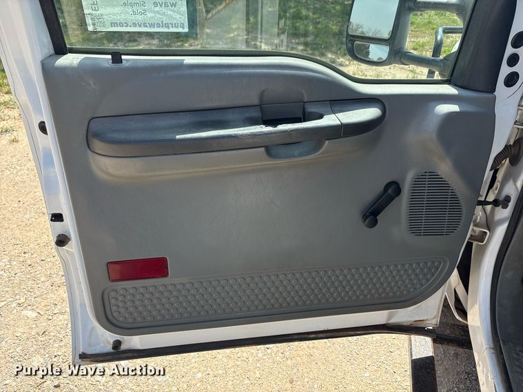 image for item EF3012 2004 Ford F550 utility / service truck