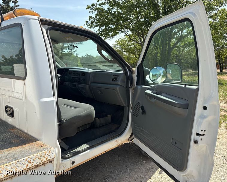 image for item EF3012 2004 Ford F550 utility / service truck