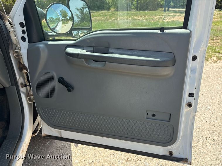 image for item EF3012 2004 Ford F550 utility / service truck