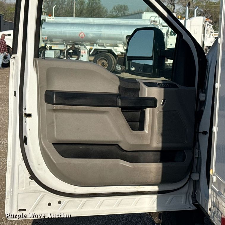 image for item EG5730 2017 Ford F550 Super Duty box truck