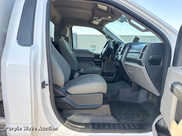 image for item EG5730 2017 Ford F550 Super Duty box truck