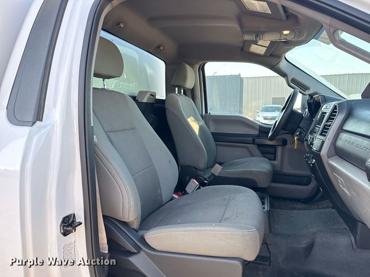 image for item EG5730 2017 Ford F550 Super Duty box truck