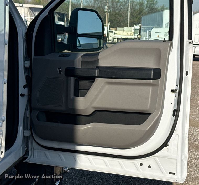 image for item EG5730 2017 Ford F550 Super Duty box truck