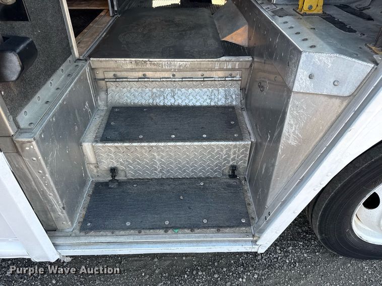 image for item EG5739 2008 Freightliner MT45 delivery truck