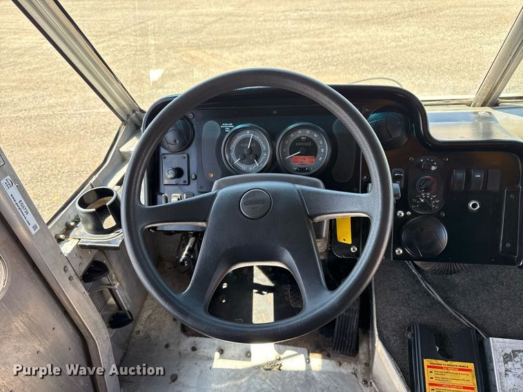 image for item EG5739 2008 Freightliner MT45 delivery truck