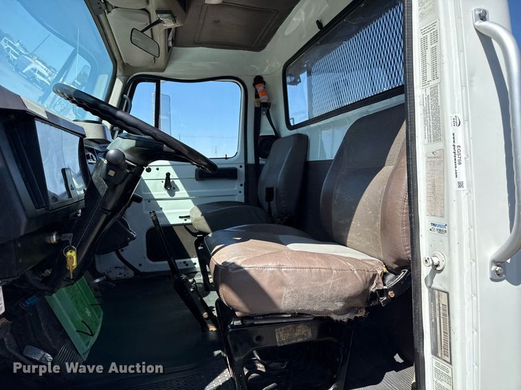 image for item EG5758 1998 International 4700 dump flatbed truck