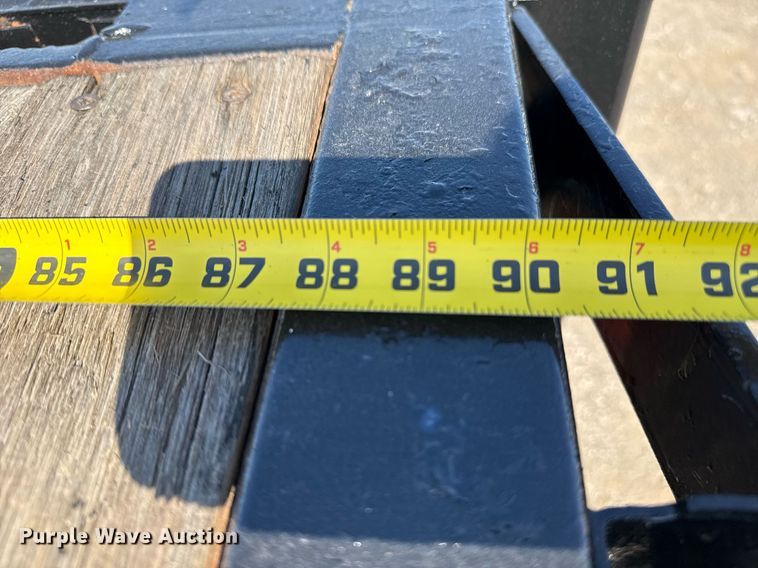 image for item EG5760 2014 Peterbilt 337 flatbed truck