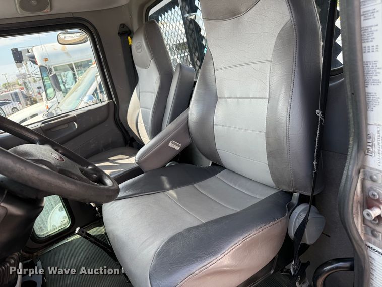 image for item EG5760 2014 Peterbilt 337 flatbed truck