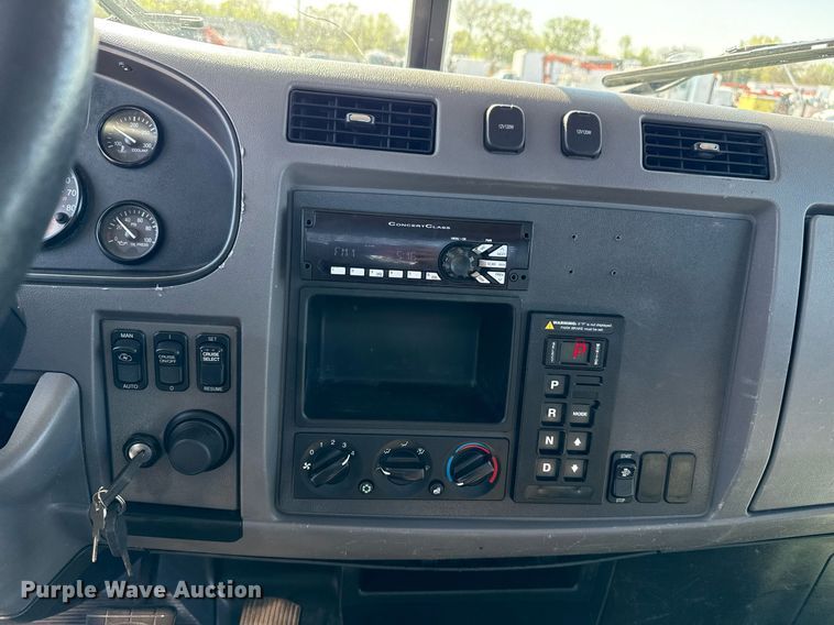 image for item EG5760 2014 Peterbilt 337 flatbed truck