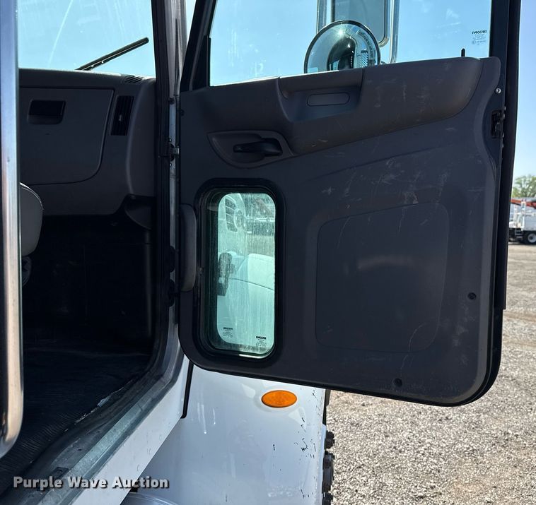 image for item EG5760 2014 Peterbilt 337 flatbed truck