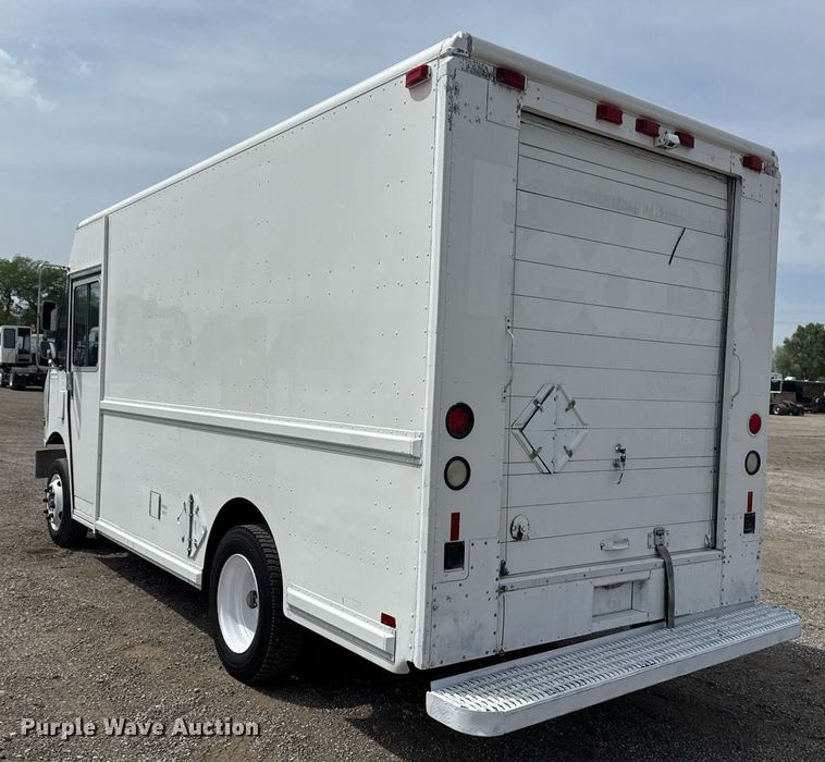 image for item EG5770 1999 Freightliner MT45 delivery truck