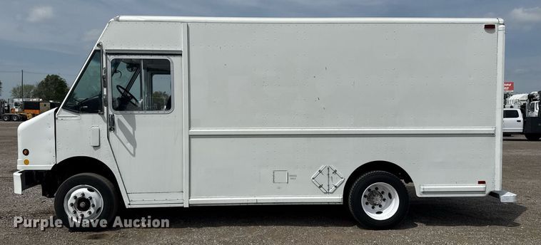 image for item EG5770 1999 Freightliner MT45 delivery truck