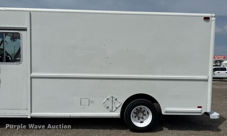 image for item EG5770 1999 Freightliner MT45 delivery truck