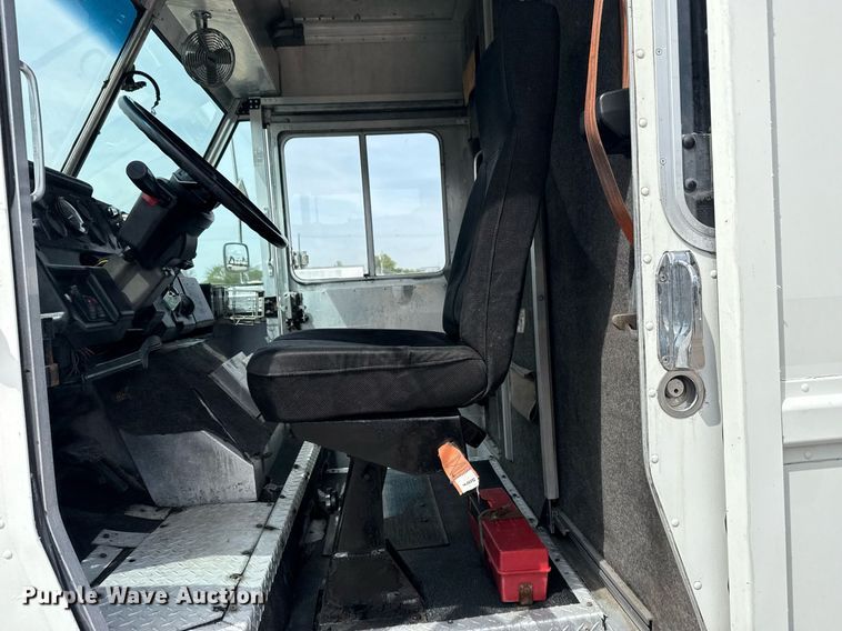 image for item EG5770 1999 Freightliner MT45 delivery truck