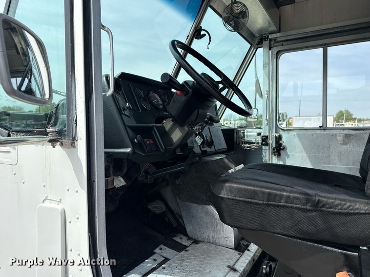 image for item EG5770 1999 Freightliner MT45 delivery truck