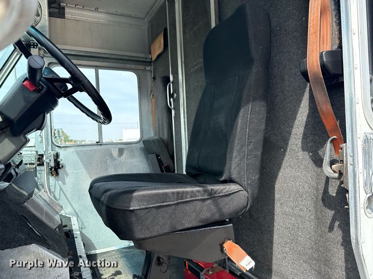 image for item EG5770 1999 Freightliner MT45 delivery truck