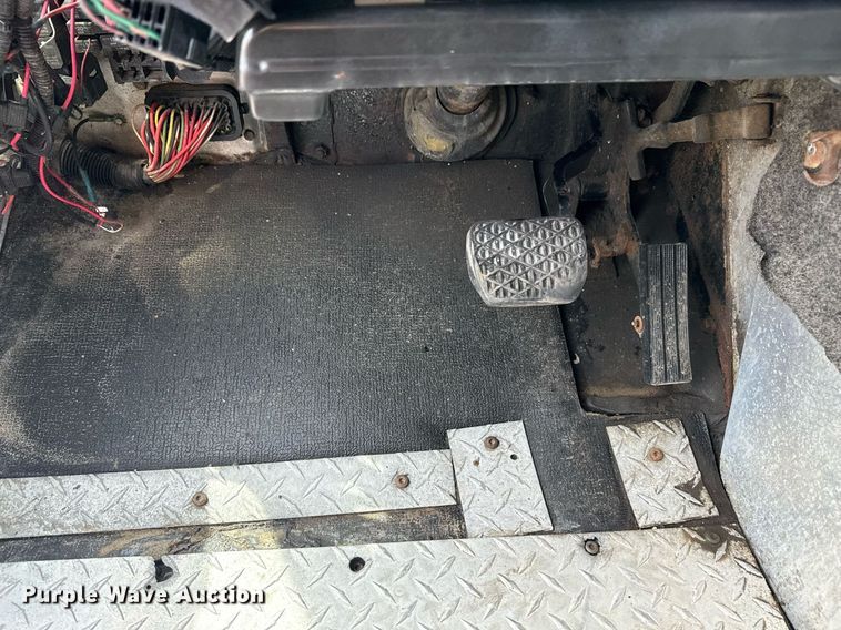 image for item EG5770 1999 Freightliner MT45 delivery truck