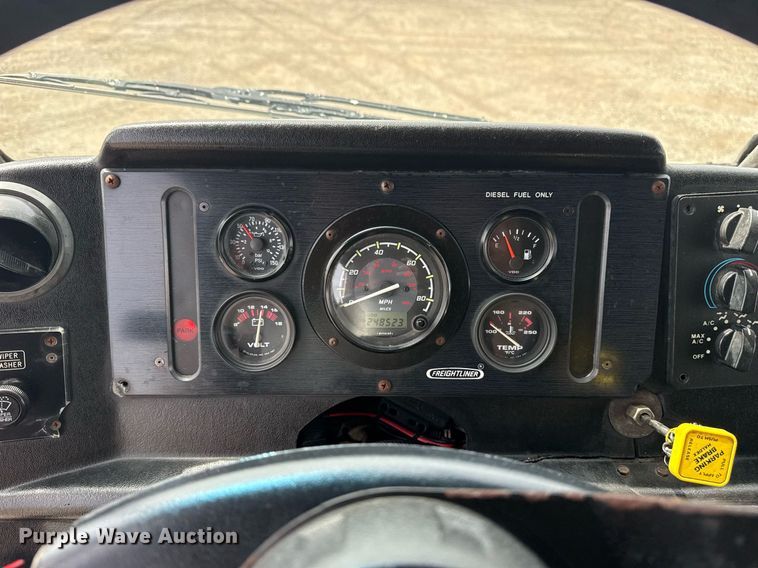 image for item EG5770 1999 Freightliner MT45 delivery truck