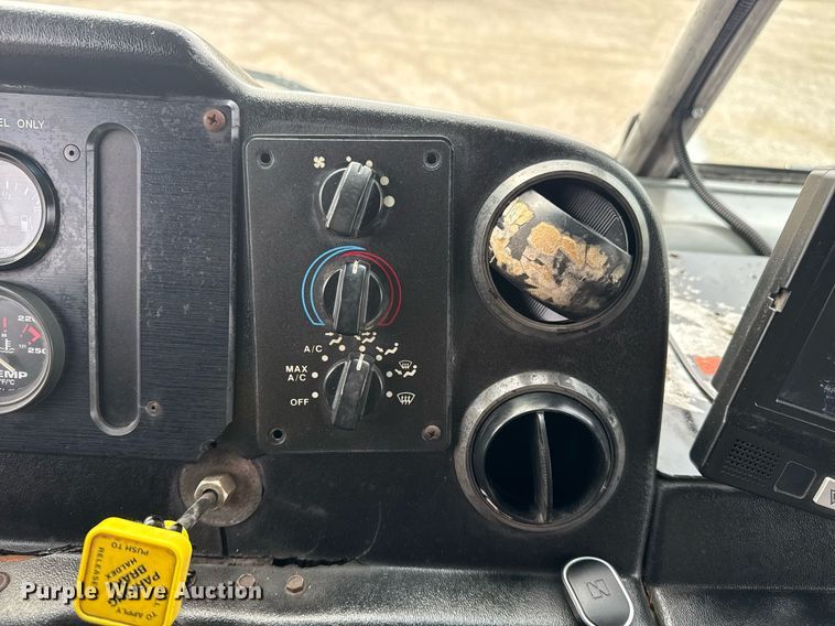 image for item EG5770 1999 Freightliner MT45 delivery truck