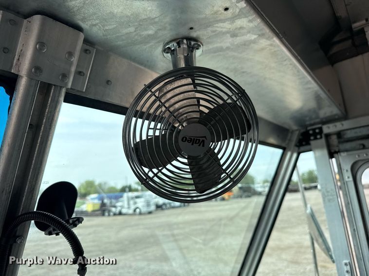 image for item EG5770 1999 Freightliner MT45 delivery truck