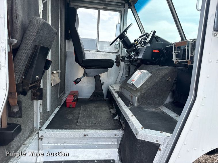 image for item EG5770 1999 Freightliner MT45 delivery truck