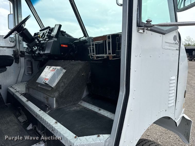 image for item EG5770 1999 Freightliner MT45 delivery truck