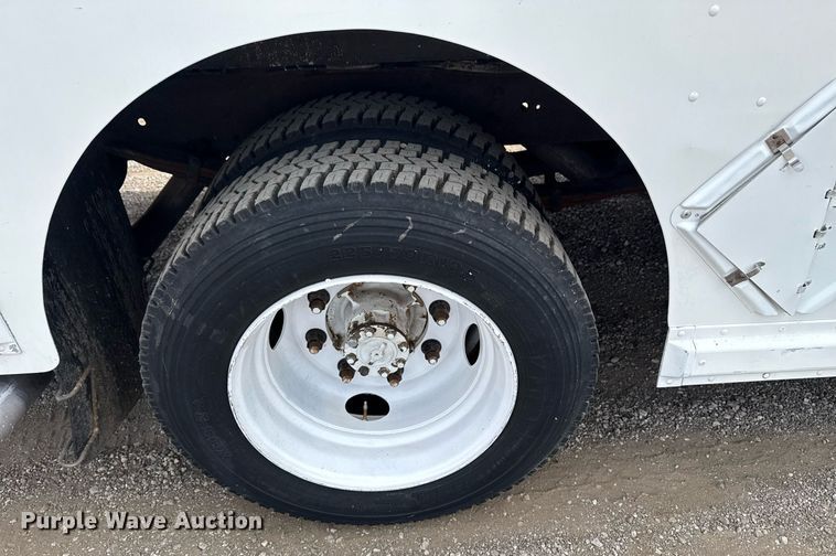 image for item EG5770 1999 Freightliner MT45 delivery truck