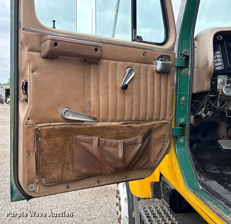 image for item EG5783 1987 International F-2574 tow truck