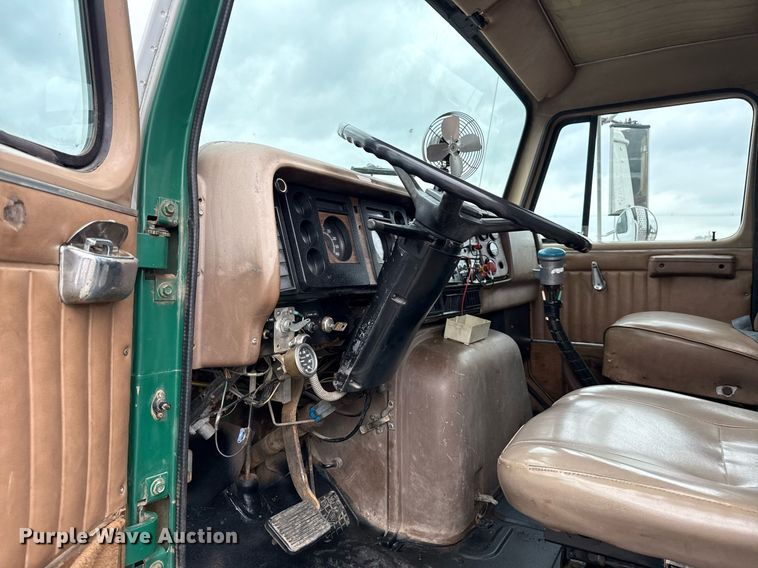 image for item EG5783 1987 International F-2574 tow truck