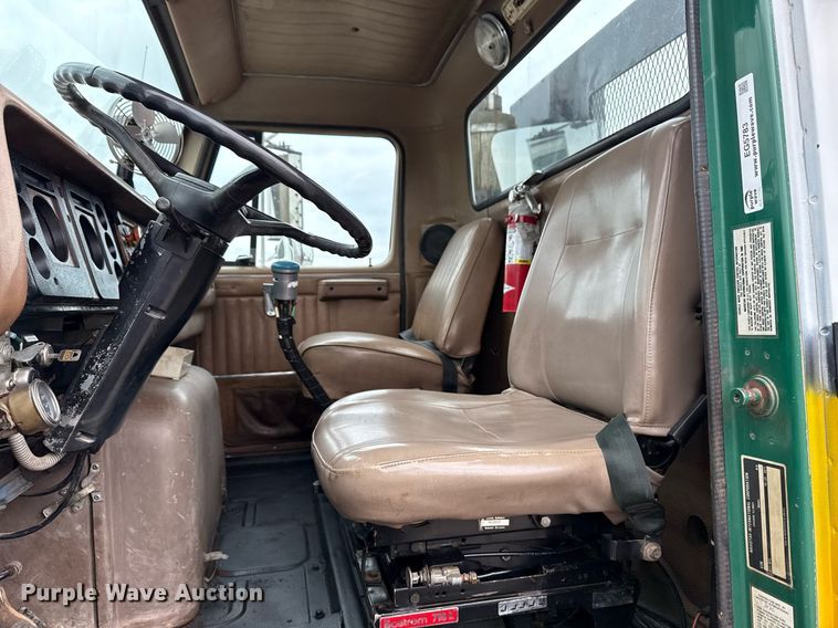 image for item EG5783 1987 International F-2574 tow truck