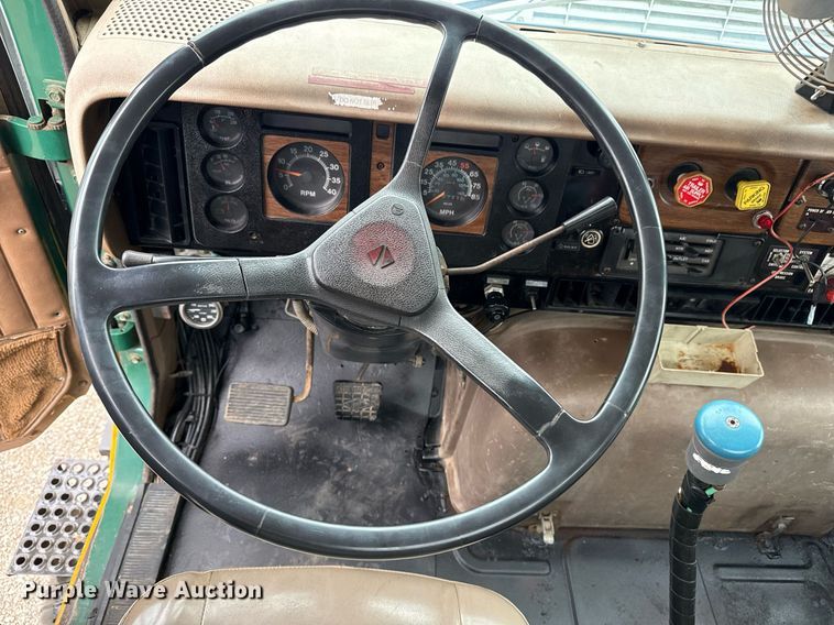 image for item EG5783 1987 International F-2574 tow truck