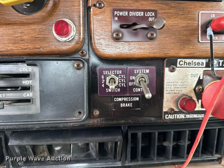 image for item EG5783 1987 International F-2574 tow truck