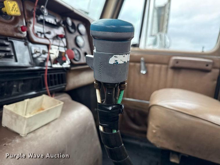 image for item EG5783 1987 International F-2574 tow truck