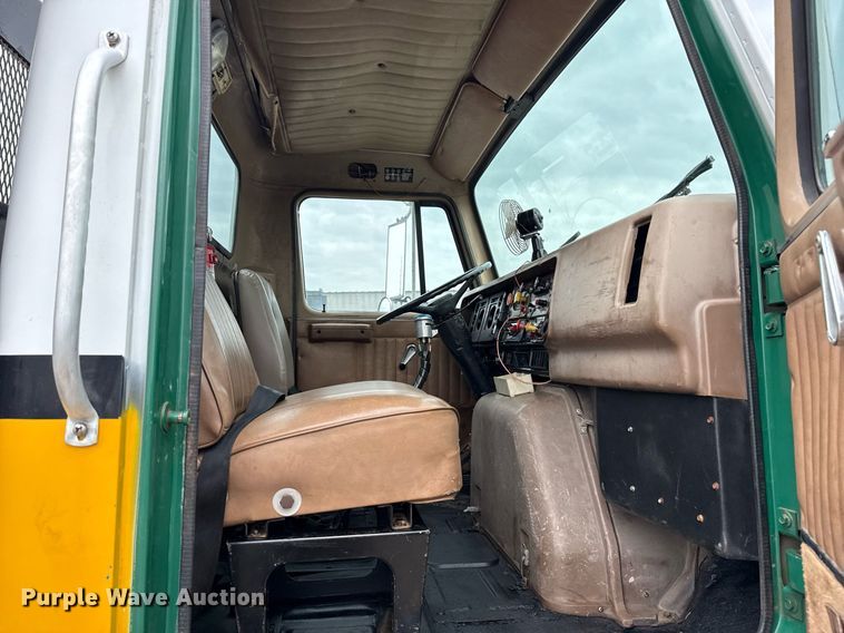 image for item EG5783 1987 International F-2574 tow truck