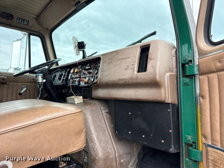 image for item EG5783 1987 International F-2574 tow truck