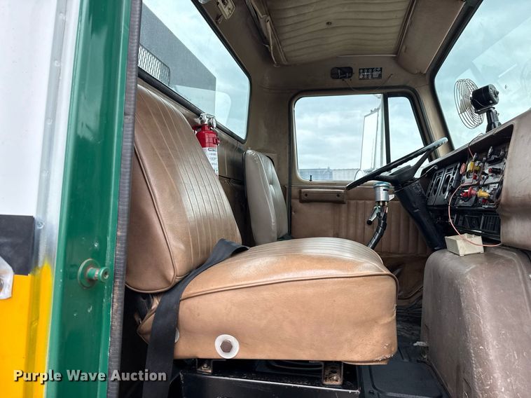 image for item EG5783 1987 International F-2574 tow truck