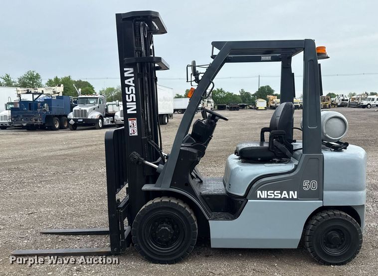 image for item EG5794 2006 Nissan 50 forklift