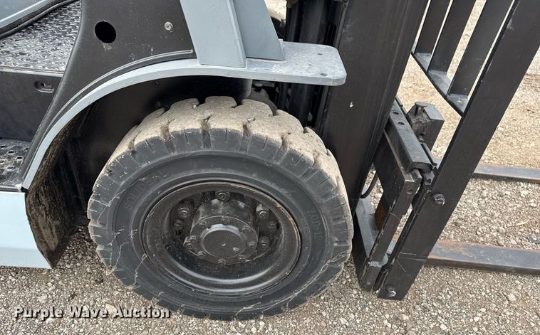 image for item EG5794 2006 Nissan 50 forklift