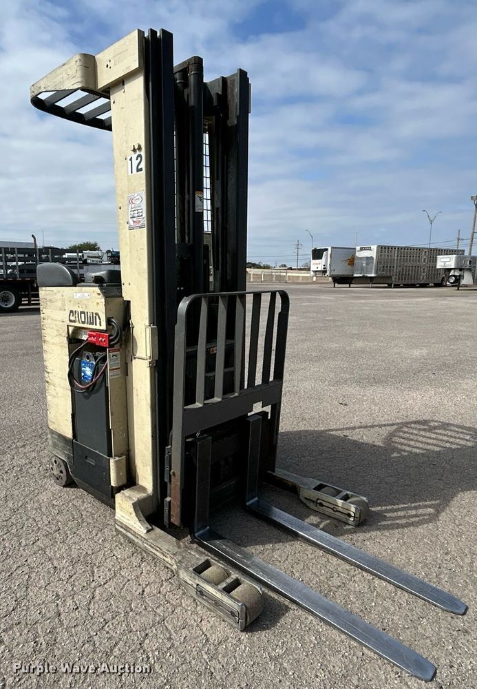 image for item EG7668 1995 Crown RR3510-35 order picker