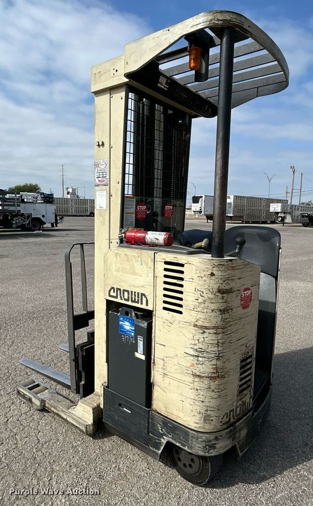 image for item EG7668 1995 Crown RR3510-35 order picker