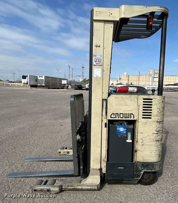 image for item EG7668 1995 Crown RR3510-35 order picker