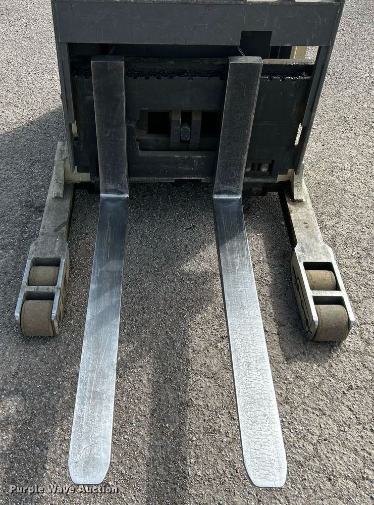 image for item EG7668 1995 Crown RR3510-35 order picker