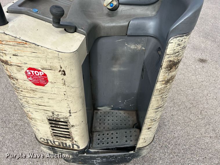 image for item EG7668 1995 Crown RR3510-35 order picker