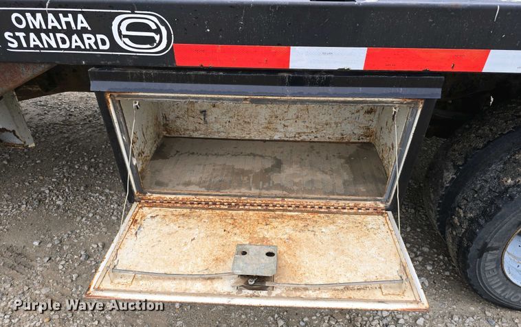 image for item EH8890 1999 Ford F450 Super Duty  flatbed truck