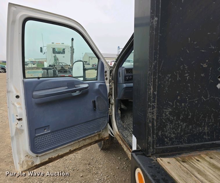 image for item EH8890 1999 Ford F450 Super Duty  flatbed truck