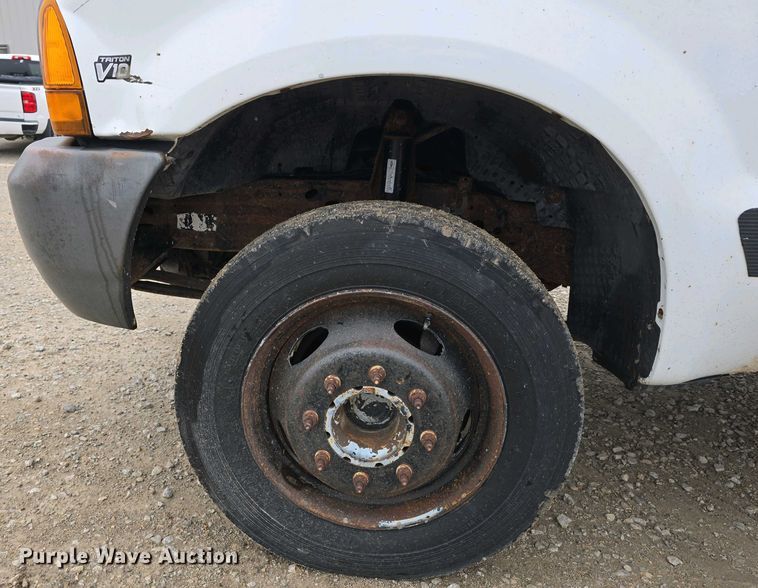 image for item EH8890 1999 Ford F450 Super Duty  flatbed truck