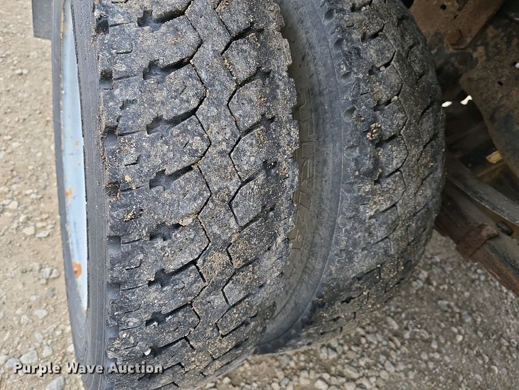 image for item EH8890 1999 Ford F450 Super Duty  flatbed truck