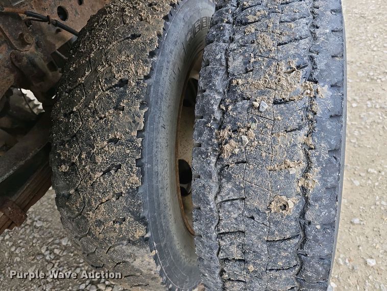 image for item EH8890 1999 Ford F450 Super Duty  flatbed truck